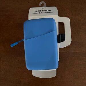 Max Studio Blue Silicone on the go organizer for travel cups mugs